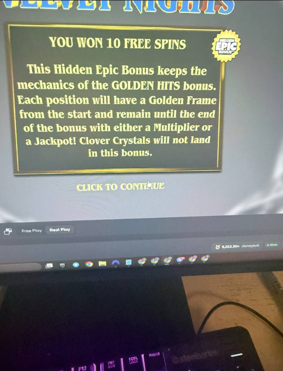 Five scatter symbols triggering ten free spins on Luxe